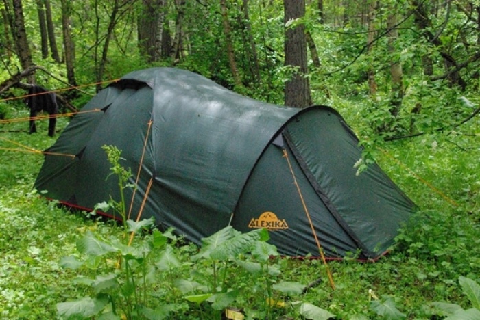 Универсальная четырехместная туристическая палатка с большим тамбуром и ветрозащитной юбкой. Alexika Tower 4 Plus Fib