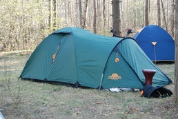 Универсальная четырехместная туристическая палатка с двумя входами, двумя тамбурами и ветрозащитной юбкой. Alexika Rondo 4 Plus Fib