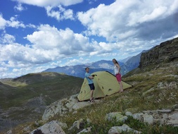 Лучший самонадувающийся туристический коврик Alexika для семейного отдыха Alexika Alpine Double