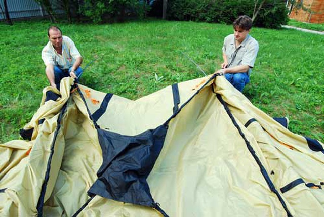 Четырехместная кемпинговая палатка с двумя спальнями и тамбуром посередине. Alexika Indiana 4